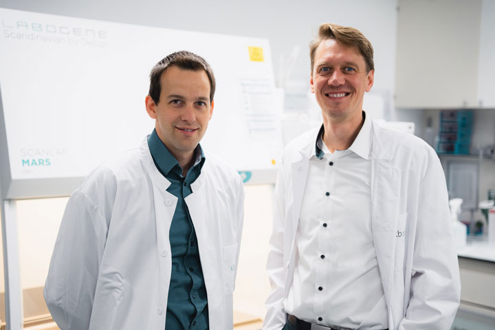 Prof. Nico T. Mutters (re) und Dr. Dorian Emmert (li)