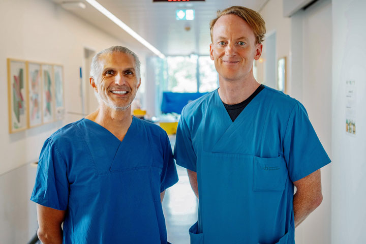Prof. Sabir (links) und Dr. Dresbach vom Universitätsklinikum Bonn engagieren sich für die Verbesserung der Versorgung von Neugeborenen mit Sauerstoffmangel. Das am UKB initiierte Hypothermieregister vernetzt inzwischen mehr als 100 Kliniken deutschlandweit.